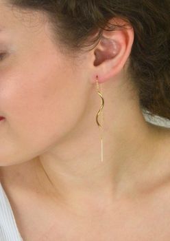 Złote kolczyki damskie próby 375 – model KL 6533 375. Wiszące, przeciągane przez ucho, długość 7 cm. Delikatny skręcony łańcuszek. Elegancka lekkość i ponadczasowy styl! (2).JPG